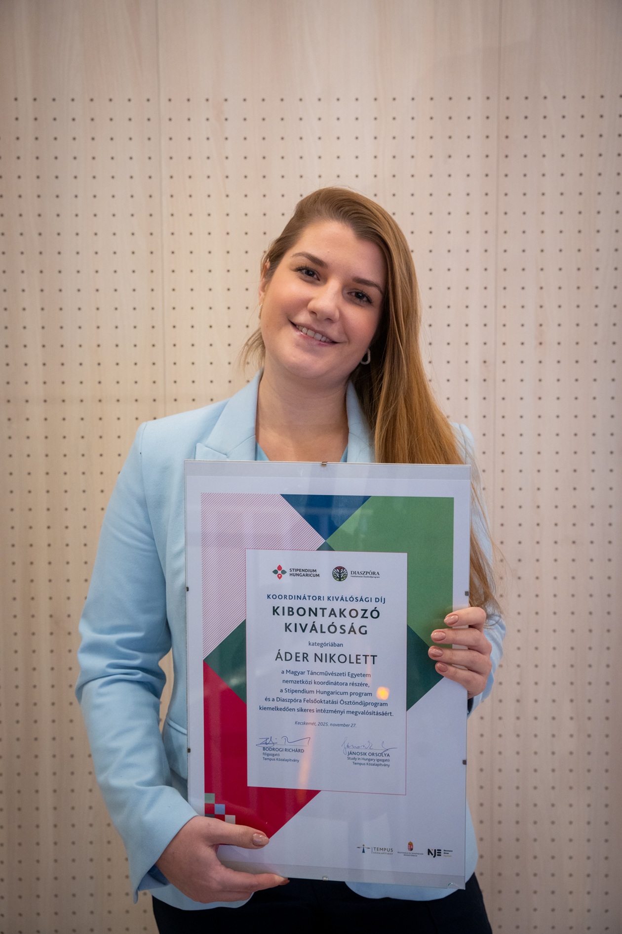 &Aacute;der Nikolett &bdquo;Kibontakoz&oacute; Kiv&aacute;l&oacute;s&aacute;g&rdquo; d&iacute;jas nemzetk&ouml;zi koordin&aacute;tor